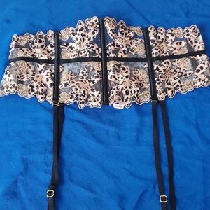 NWT Victoria’s Secret Very Sexy Leopard Floral Embroidered Lace Garter Belt